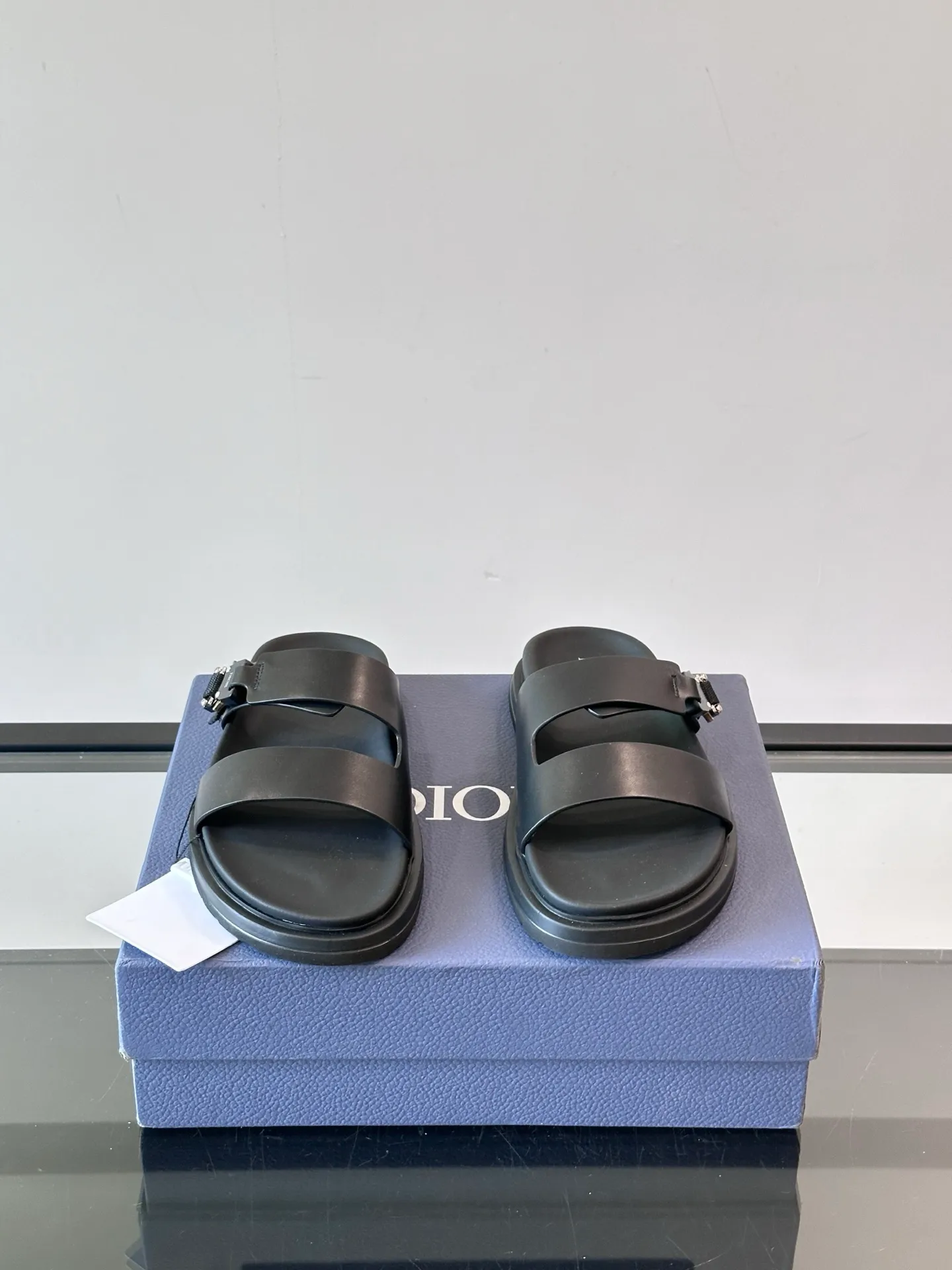 Factory price: 300💰Dior Aqua men's sandals and slippers. Showcasing Dior haute couture design. The Dior gray suede strap is accented with an aluminum Dior buckle for added style. Paired with a comfortable tonal notch sole, they pair easily with shorts or jeans for a sophisticated look. Main body: suede cow leather, technical fabric lining: cow leather, with adjustable straps, aluminum Dior buckle, Dior gray EVA insole, tonal notch rubber outsole splicing structure👌👌 size: 38-44 (45.46 customized)